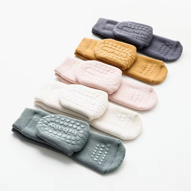 The Cozy Step – Grip Socks
